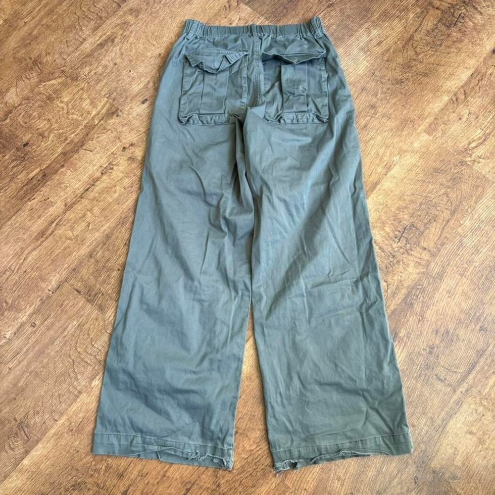 green Forever 21 cargo pants with multiple pockets - Picture 2 of 7